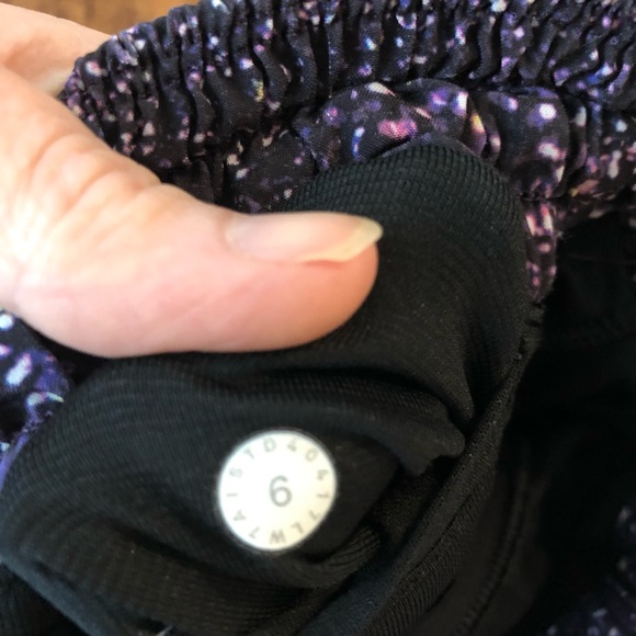 Lululemon size 6 hotty hot shorts - Picture 3 of 3